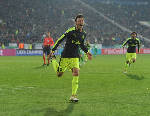 CĐV Arsenal hát Oezil hay hơn Zidane ảnh 1 CDV Arsenal hat Oezil hay hon Zidane anh 1