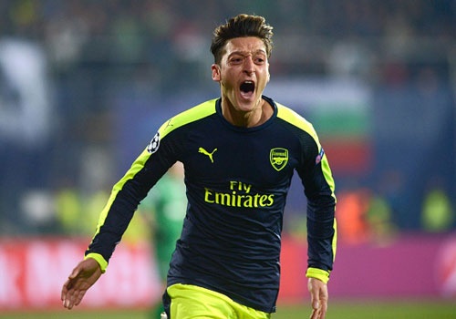 Mesut Oezil giup Arsene Wenger nhan ra sai lam hinh anh