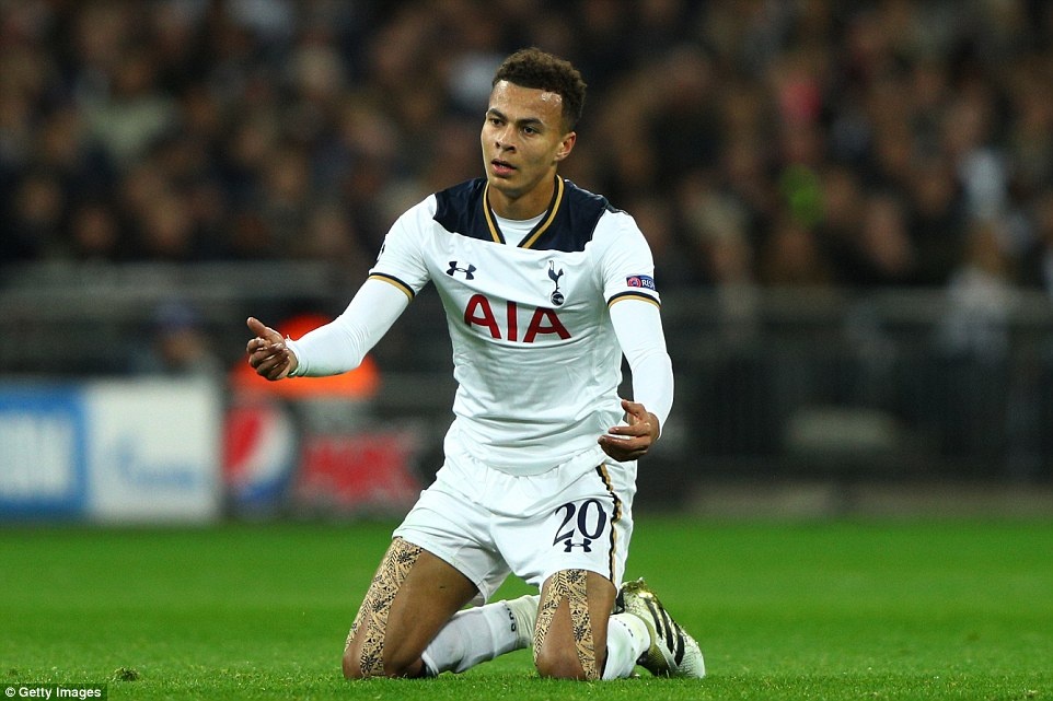 Doi bong cua Chicharito thang Tottenham anh 9