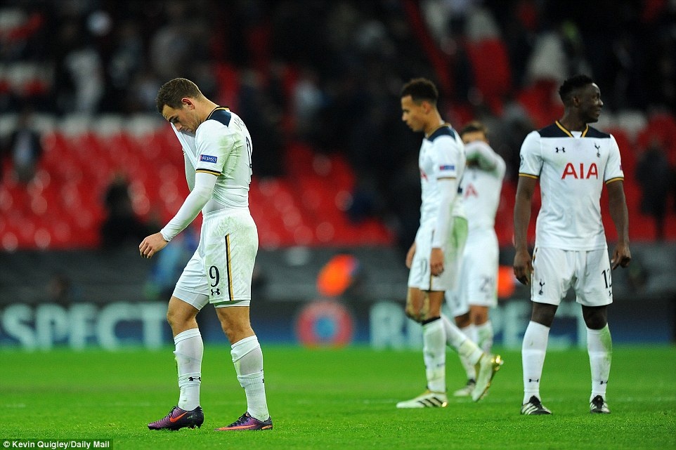 Doi bong cua Chicharito thang Tottenham anh 10