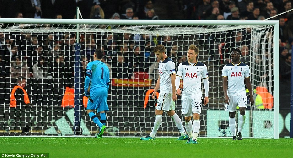 Doi bong cua Chicharito thang Tottenham anh 2