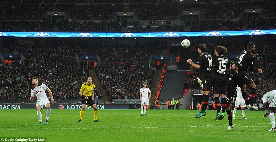 Doi bong cua Chicharito thang Tottenham anh 6