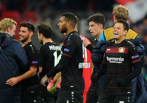 Doi cua Chicharito thang Tottenham o Champions League hinh anh