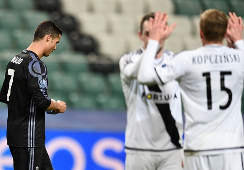 'Ronaldo may man tro thanh khan gia xem Real thi dau' hinh anh