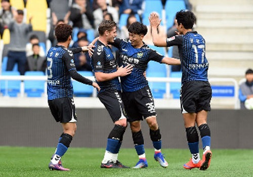 Doi bong cua Xuan Truong tru hang sau chien thang 1-0 hinh anh