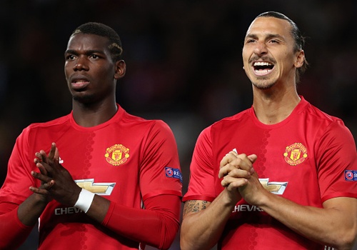 Ibra, Pogba vao doi hinh hay nhat vong 11 Premier League hinh anh
