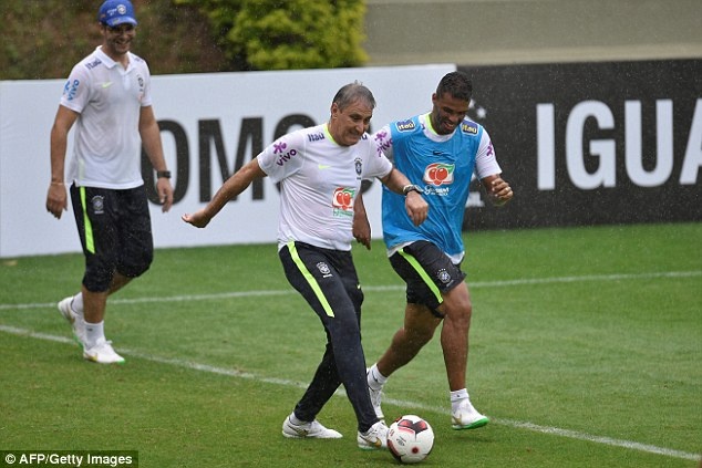 Neymar,  Coutinho tro lai tap luyen anh 9