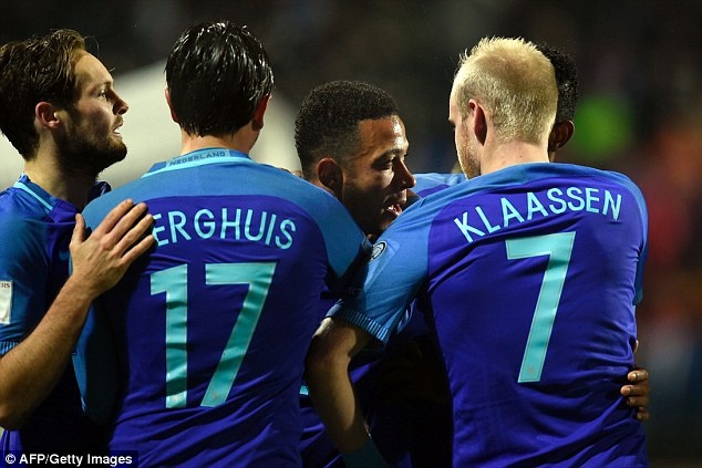 Depay danh dau va sut phat ghi ban anh 9