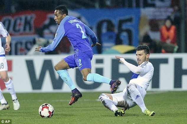 Depay danh dau va sut phat ghi ban anh 8