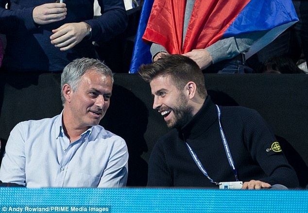 Mourinho trò chuyện vui vẻ cùng Pique ảnh 3 Mourinho tro chuyen vui ve cung Pique anh 3