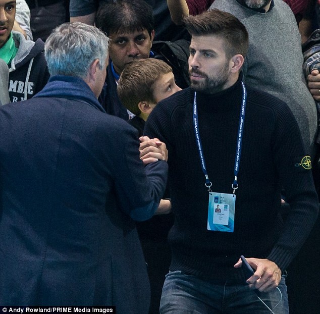 Mourinho trò chuyện vui vẻ cùng Pique ảnh 4 Mourinho tro chuyen vui ve cung Pique anh 4