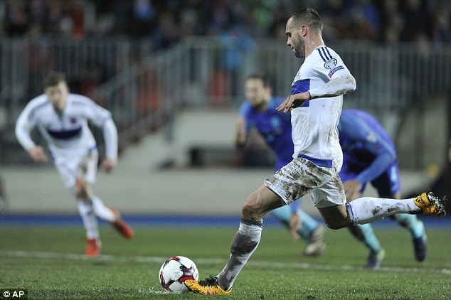 Depay danh dau va sut phat ghi ban anh 5