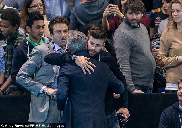 Mourinho trò chuyện vui vẻ cùng Pique ảnh 5 Mourinho tro chuyen vui ve cung Pique anh 5