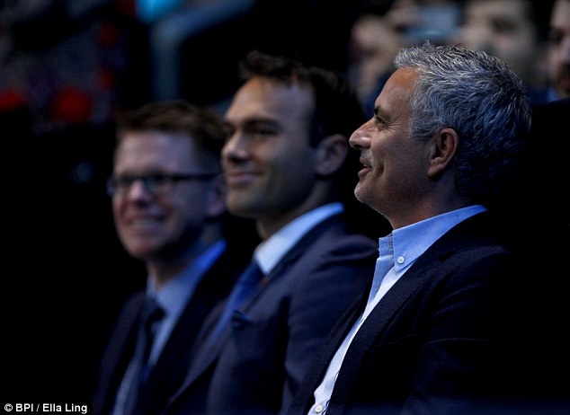 Mourinho trò chuyện vui vẻ cùng Pique ảnh 6 Mourinho tro chuyen vui ve cung Pique anh 6