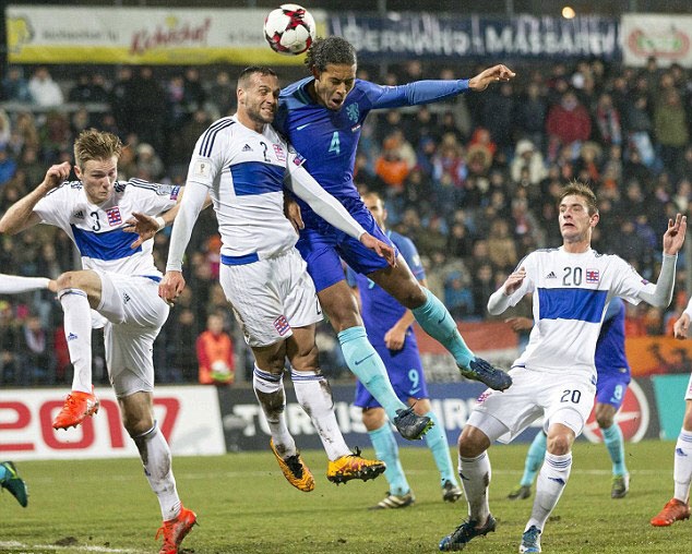 Depay danh dau va sut phat ghi ban anh 2