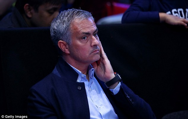 Mourinho trò chuyện vui vẻ cùng Pique ảnh 8 Mourinho tro chuyen vui ve cung Pique anh 8