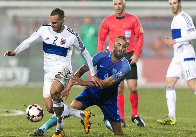 Depay danh dau va sut phat ghi ban anh 7