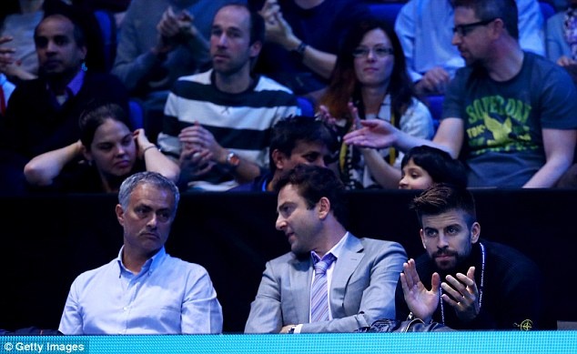 Mourinho trò chuyện vui vẻ cùng Pique ảnh 1 Mourinho tro chuyen vui ve cung Pique anh 1