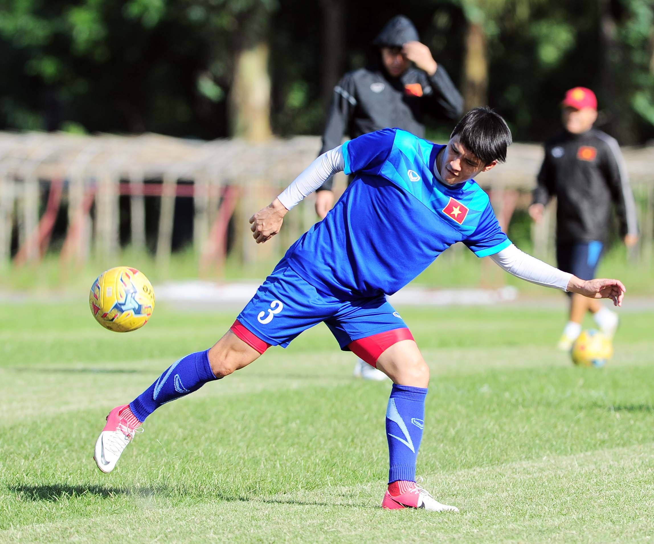 Tuyển Việt Nam tập trên sân tồi tàn ảnh 7 Tuyen Viet Nam tap tren san toi tan anh 7