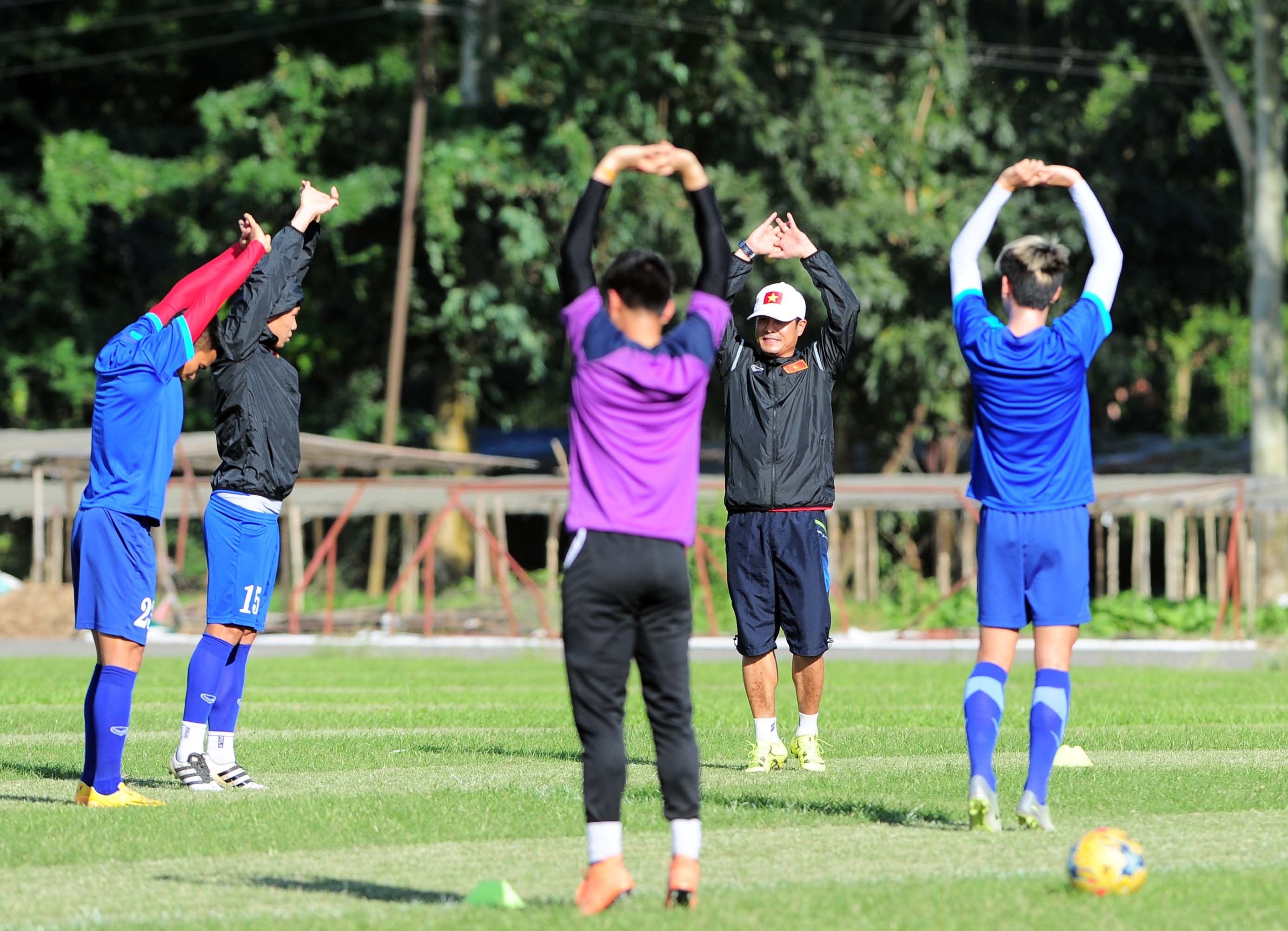 Tuyển Việt Nam tập trên sân tồi tàn ảnh 8 Tuyen Viet Nam tap tren san toi tan anh 8