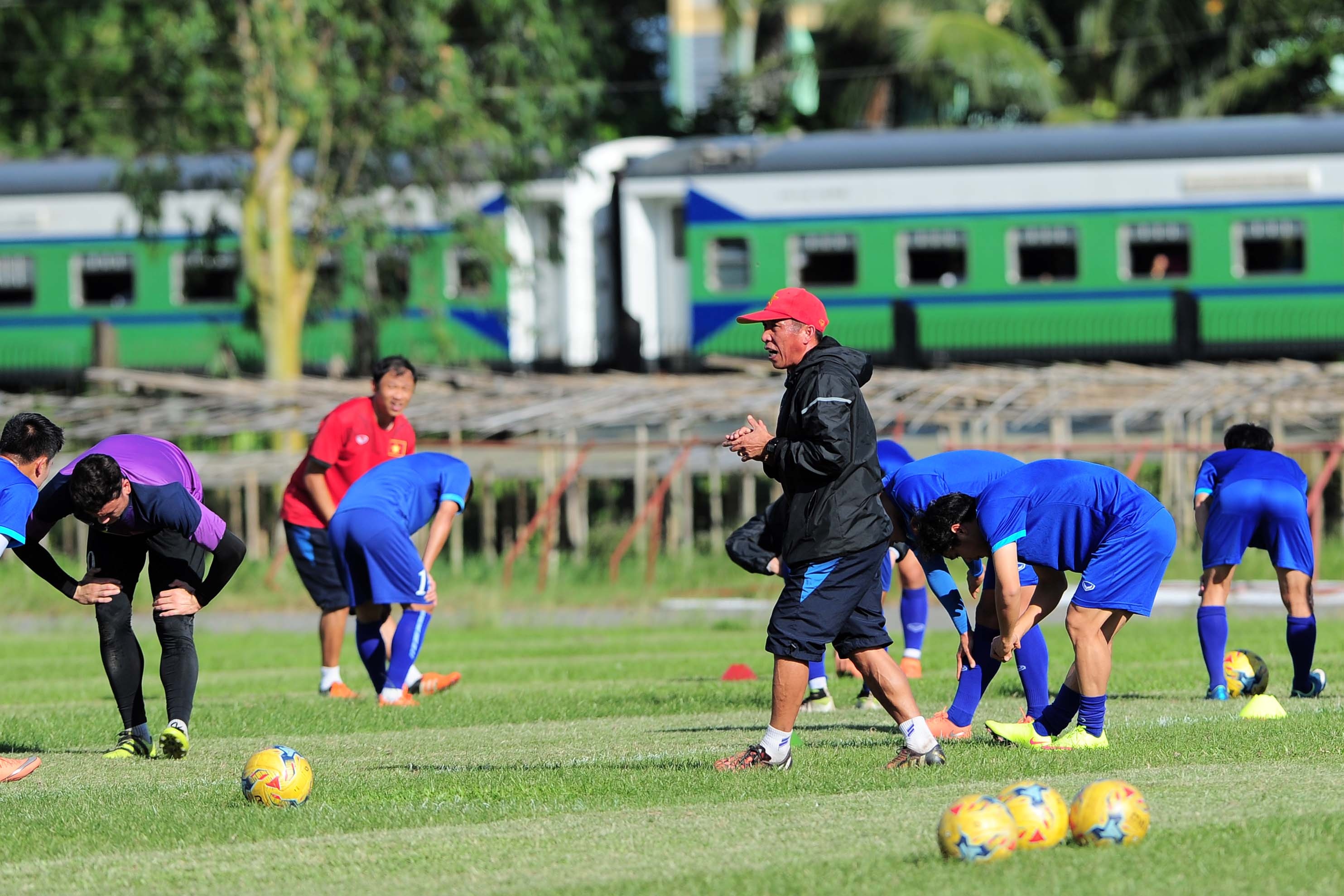 Tuyển Việt Nam tập trên sân tồi tàn ảnh 9 Tuyen Viet Nam tap tren san toi tan anh 9