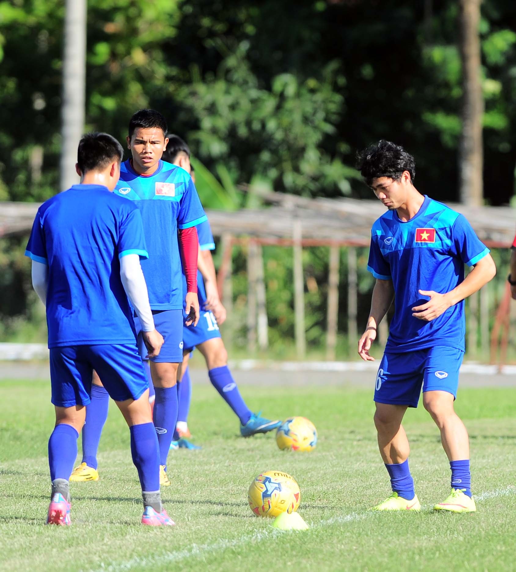 Tuyển Việt Nam tập trên sân tồi tàn ảnh 10 Tuyen Viet Nam tap tren san toi tan anh 10