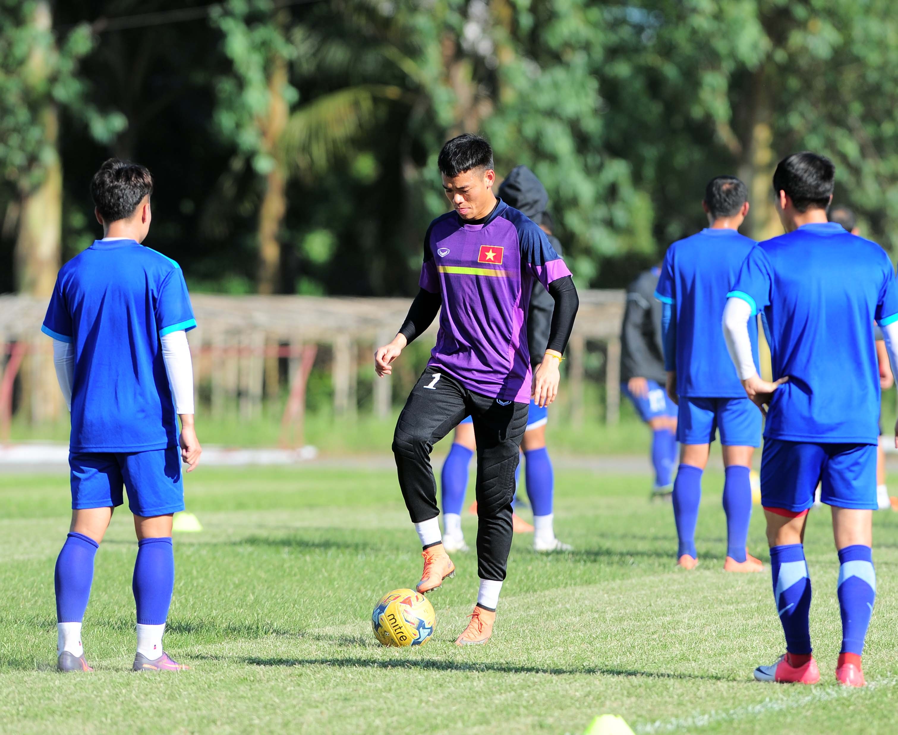 Tuyển Việt Nam tập trên sân tồi tàn ảnh 11 Tuyen Viet Nam tap tren san toi tan anh 11