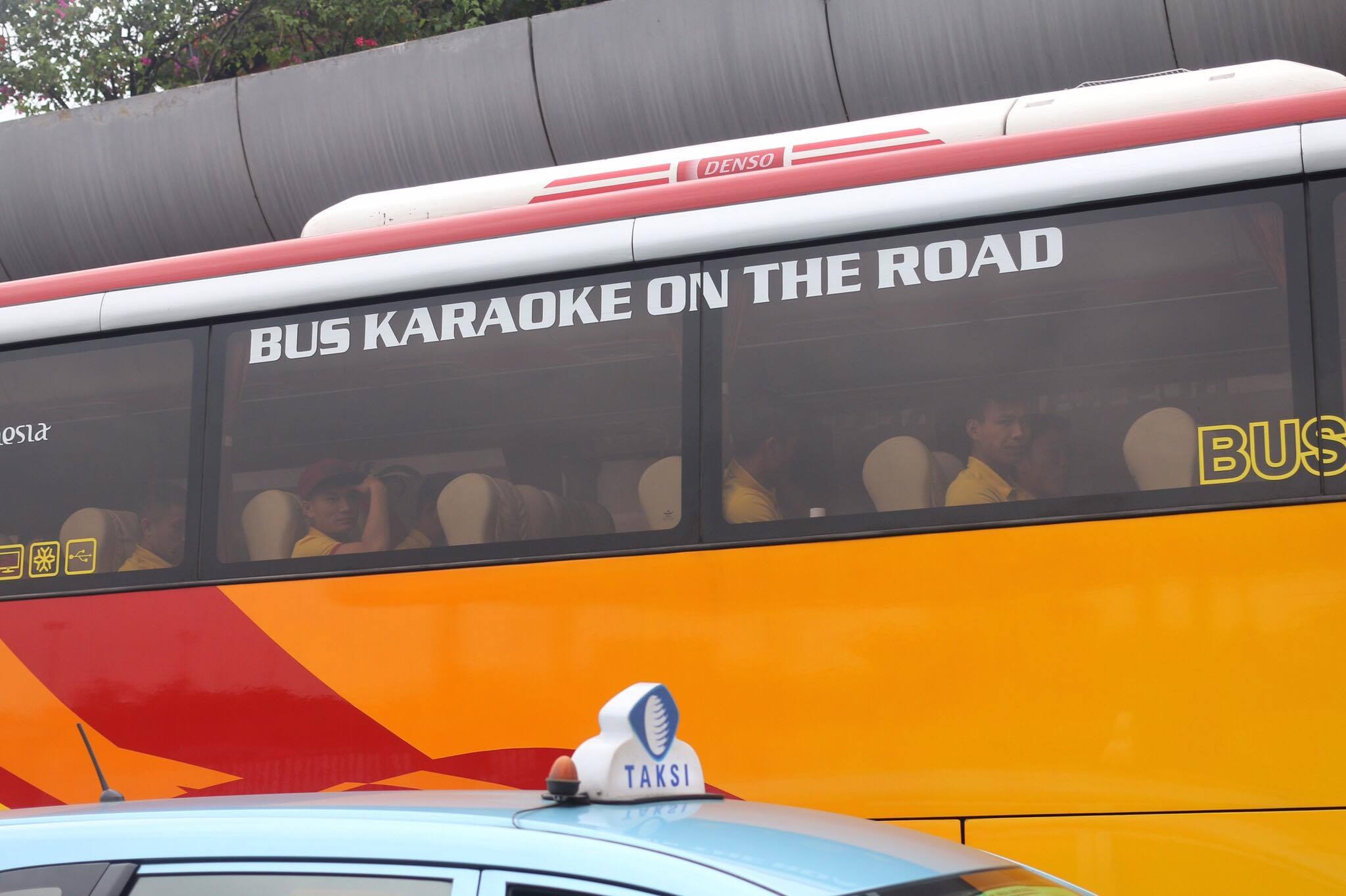 Người hâm mộ Indonesia chào đón Việt Nam ảnh 10 Nguoi ham mo Indonesia chao don Viet Nam anh 10