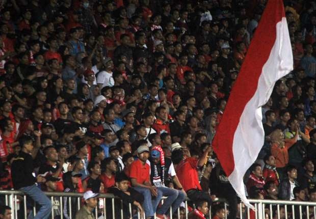 HLV Riedl nhờ cổ động viên giúp sức ảnh 1 HLV Riedl nho co dong vien giup suc anh 1