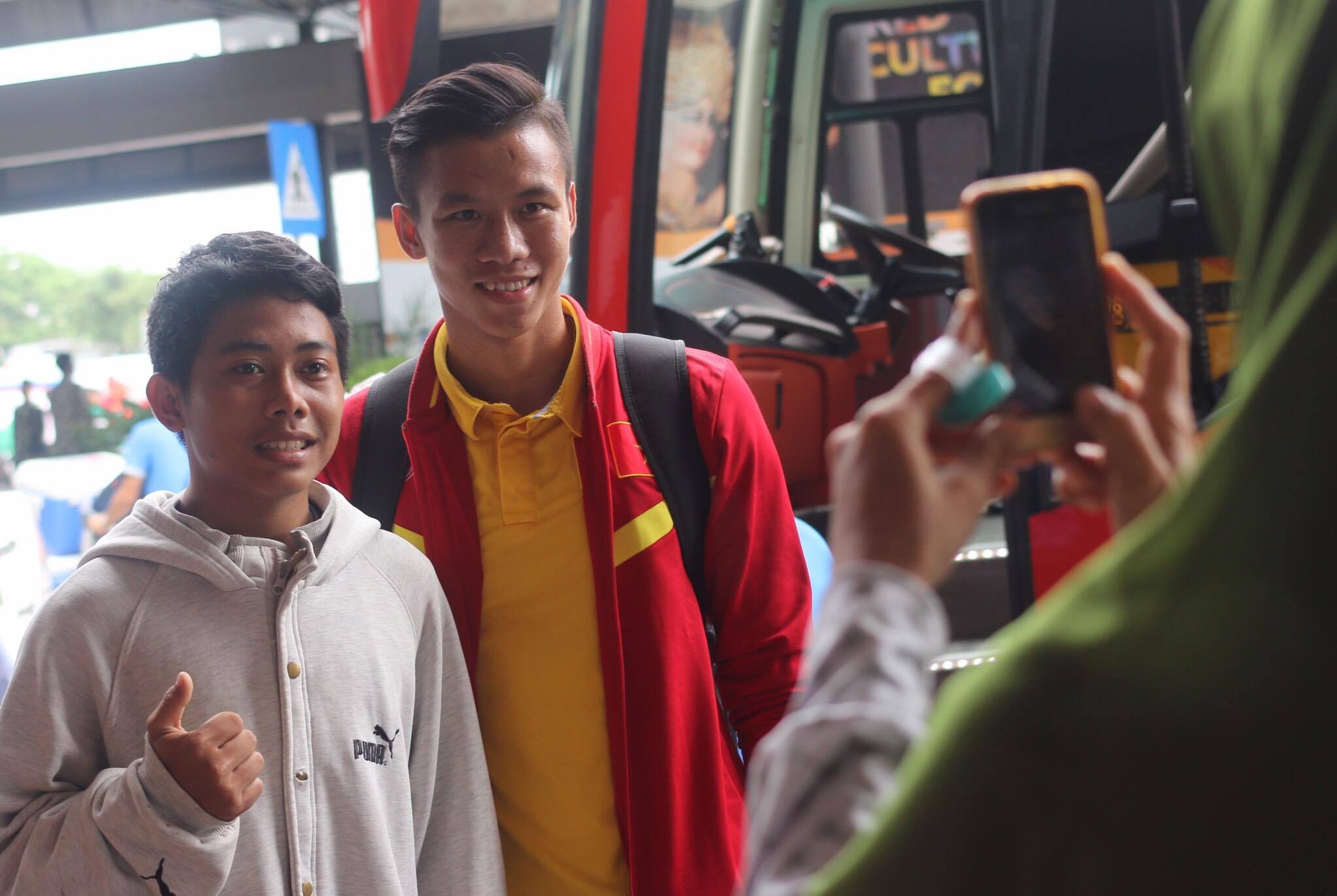 Người hâm mộ Indonesia chào đón Việt Nam ảnh 1 Nguoi ham mo Indonesia chao don Viet Nam anh 1