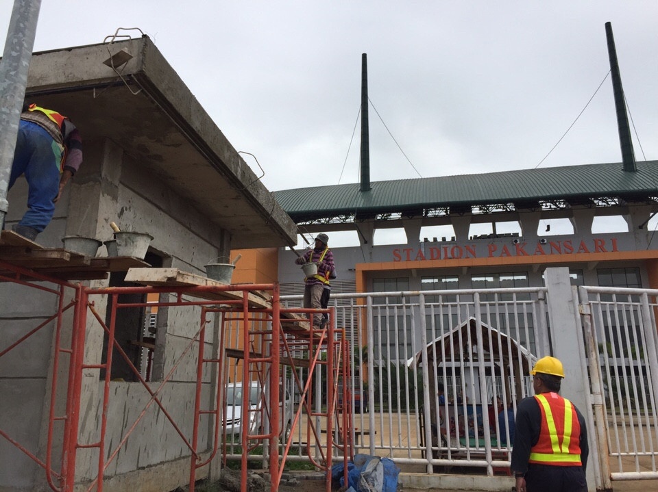 Tình trạng tồi tệ của sân Pakansari ảnh 2 Tinh trang toi te cua san Pakansari anh 2