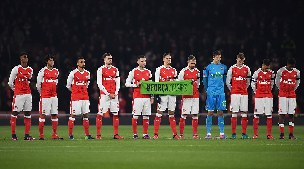 Arsenal dung buoc o tu ket League Cup anh 2