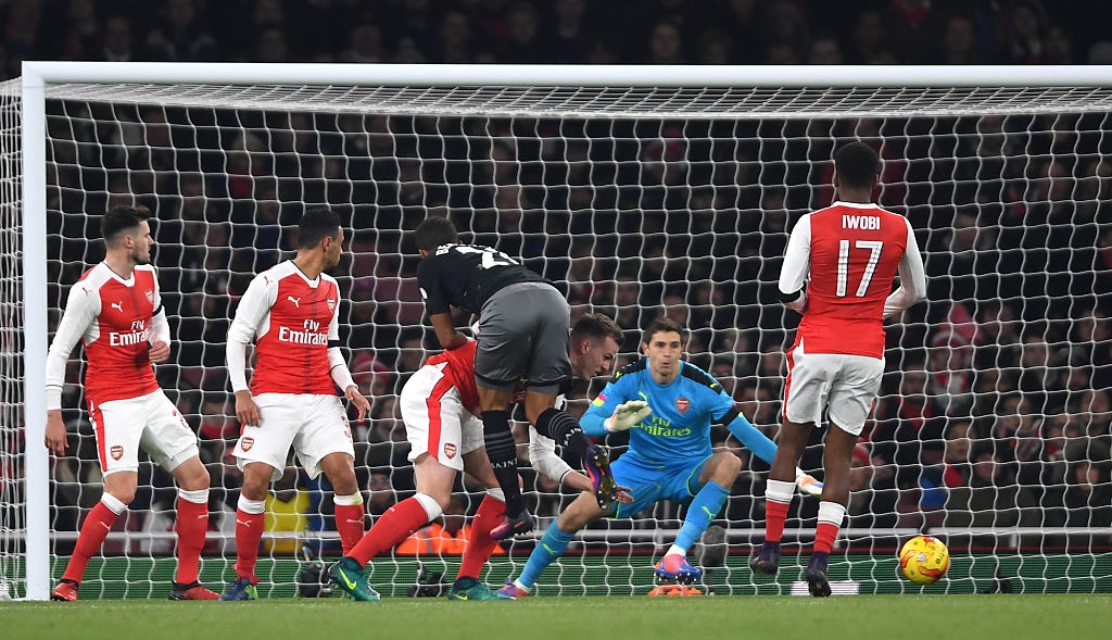 Arsenal dung buoc o tu ket League Cup anh 6