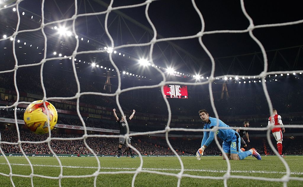 Arsenal dung buoc o tu ket League Cup anh 4