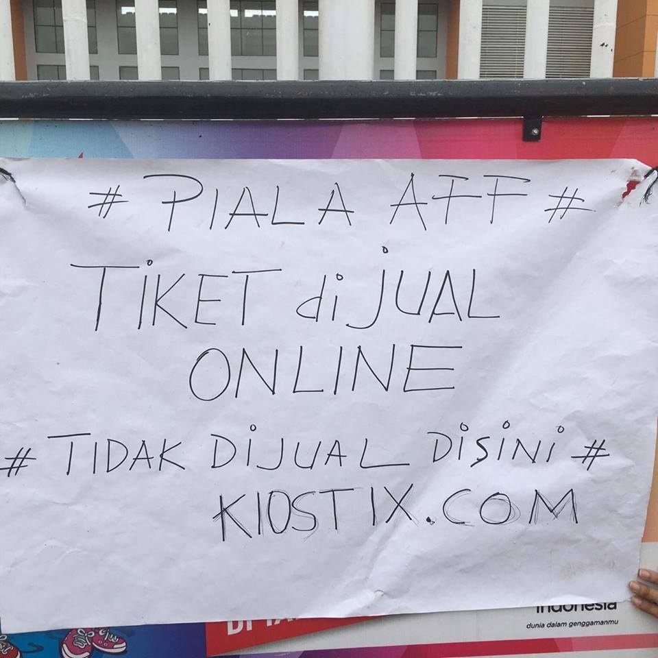 Tình trạng tồi tệ của sân Pakansari ảnh 4 Tinh trang toi te cua san Pakansari anh 4