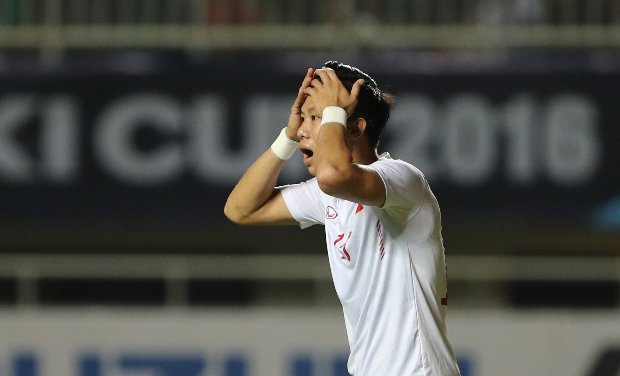 Nguyen Manh gian nem bong trach dong doi anh 2