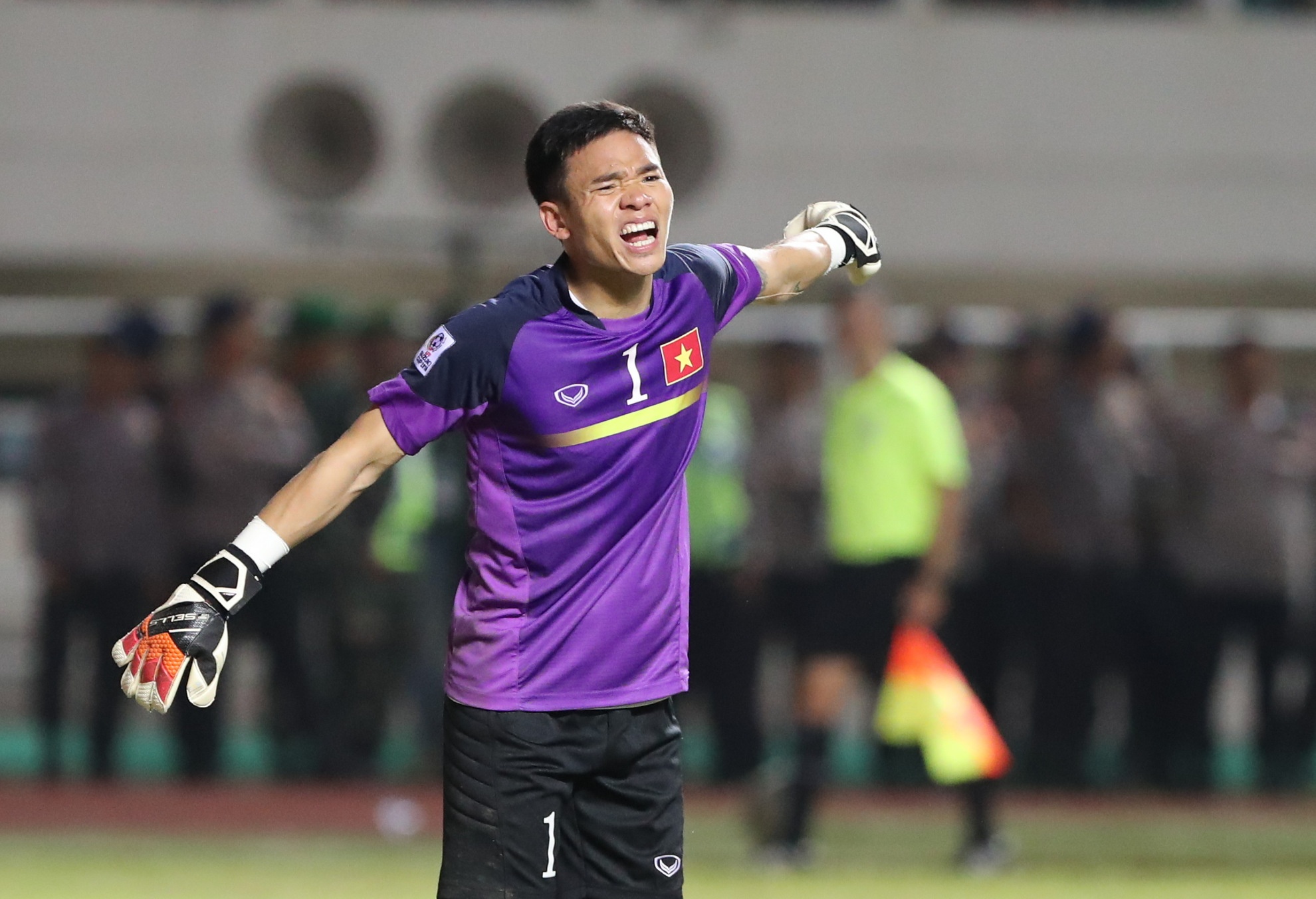 Nguyen Manh gian nem bong trach dong doi anh 1