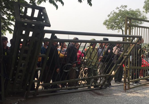 Nguoi mua ve xo do cong tru so VFF hinh anh