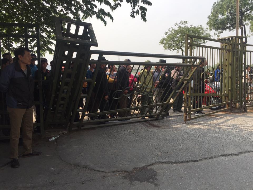 Nguoi mua ve xo do cong tru so anh 1