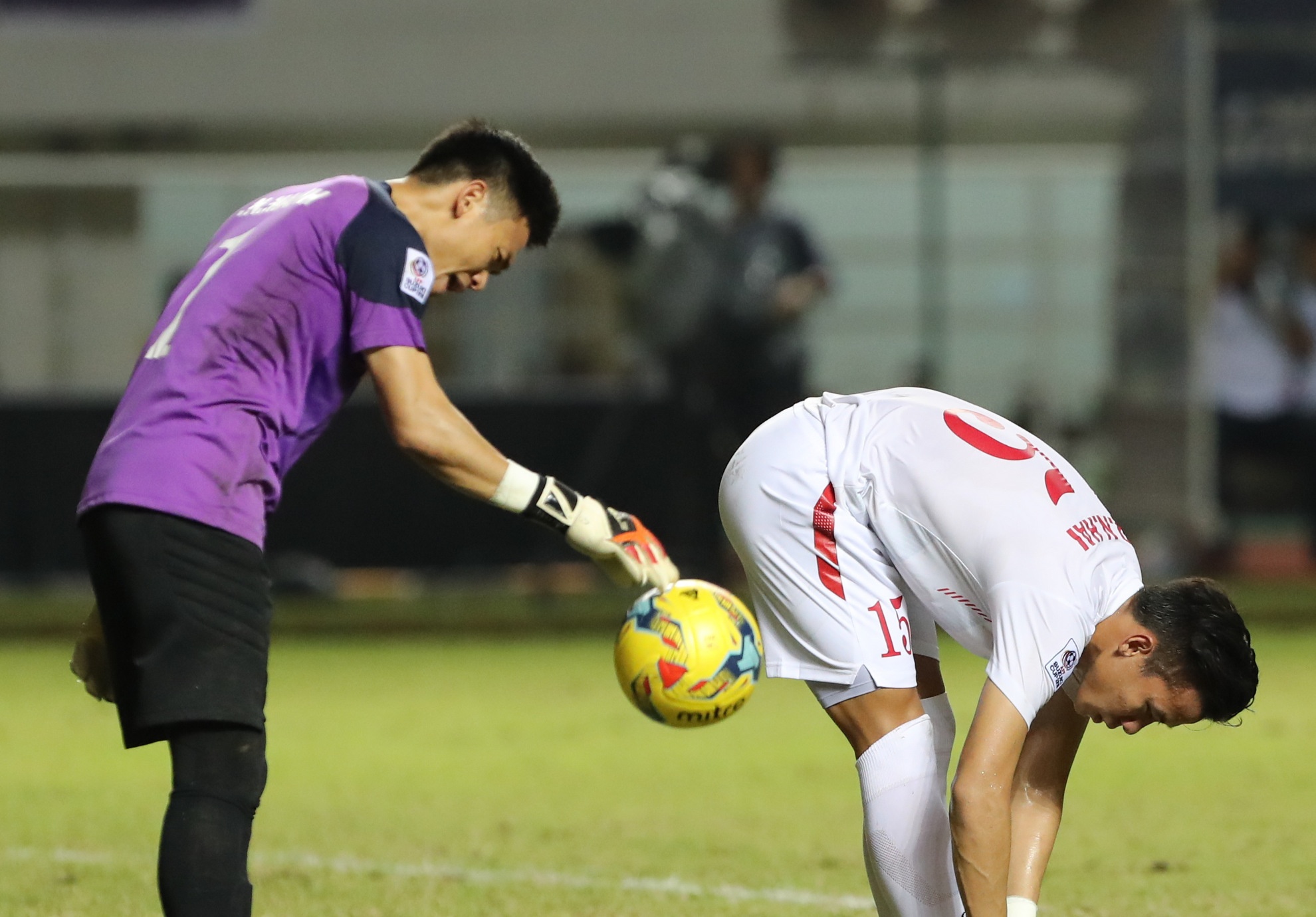 Nguyen Manh gian nem bong trach dong doi anh 4