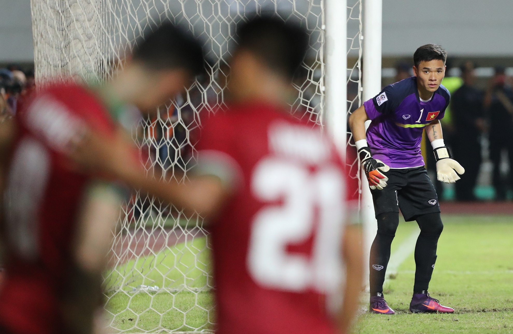 Nguyen Manh gian nem bong trach dong doi anh 7