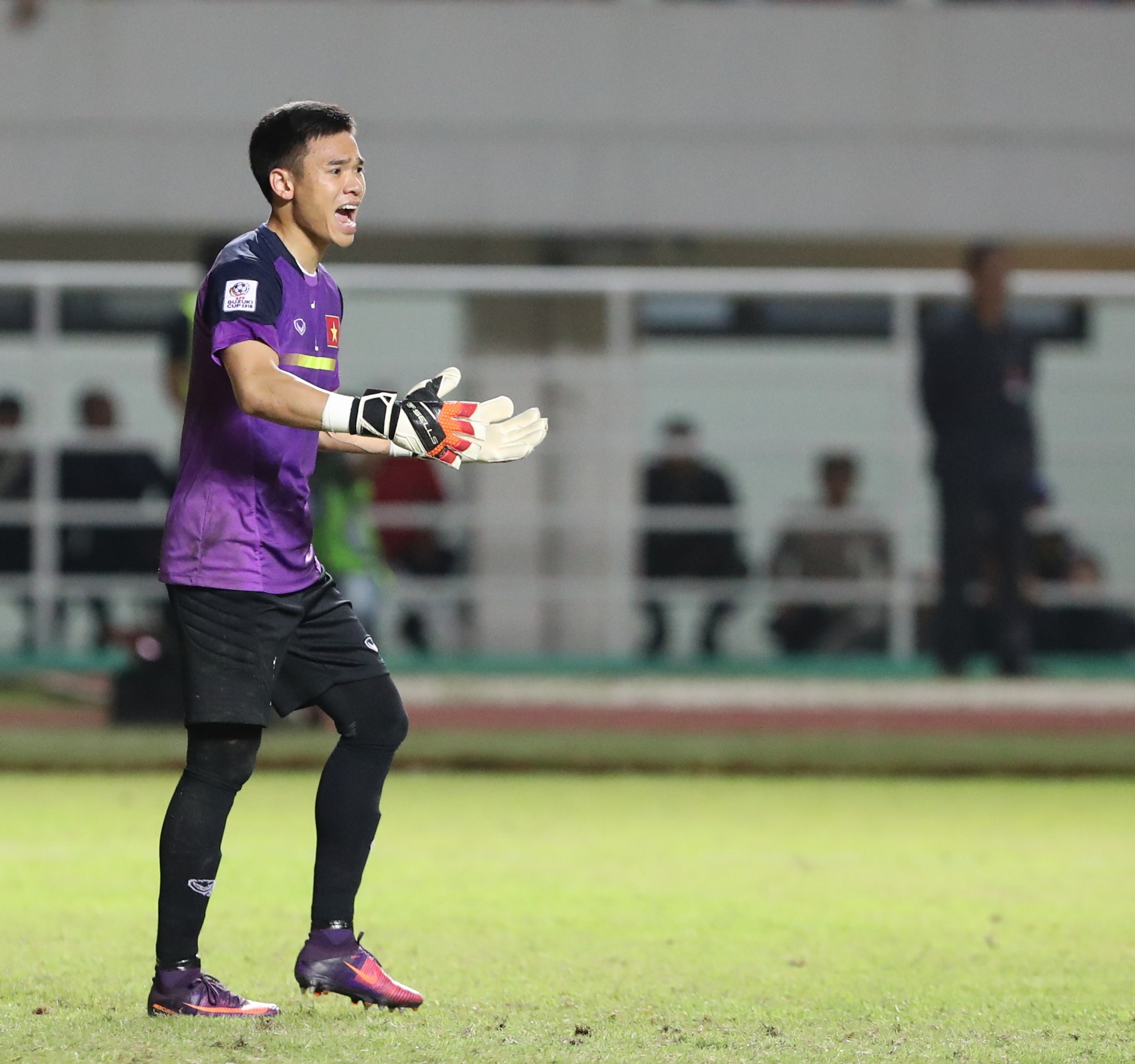 Nguyen Manh gian nem bong trach dong doi anh 8