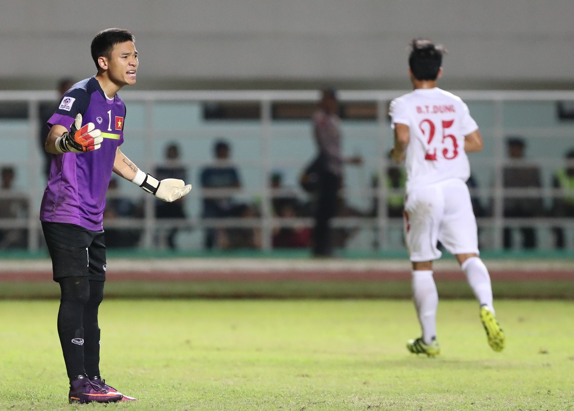 Nguyen Manh gian nem bong trach dong doi anh 9