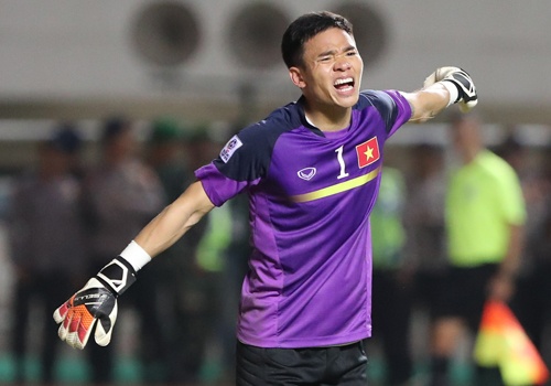 Nguyen Manh tuc gian nem bong trach dong doi hinh anh