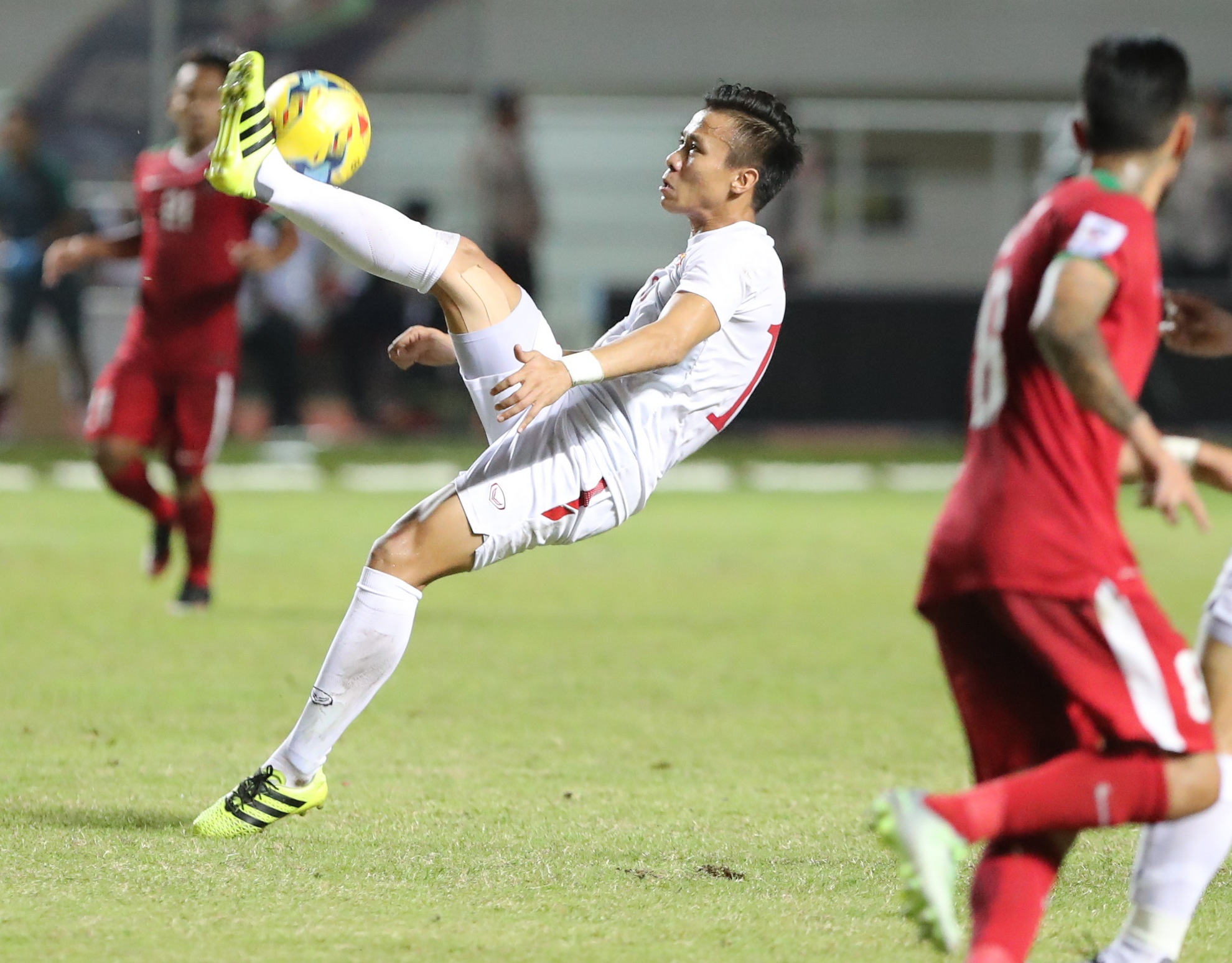 Nguyen Manh gian nem bong trach dong doi anh 10