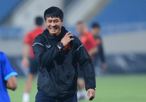 HLV Huu Thang cuoi vui khi choi bong ma cung hoc tro hinh anh