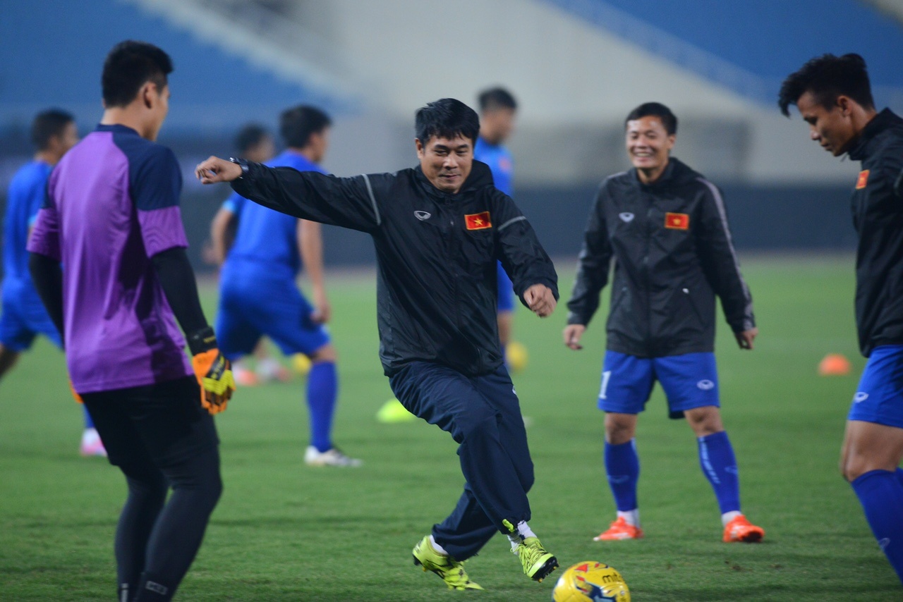 HLV Huu Thang cuoi dua cung hoc tro anh 5