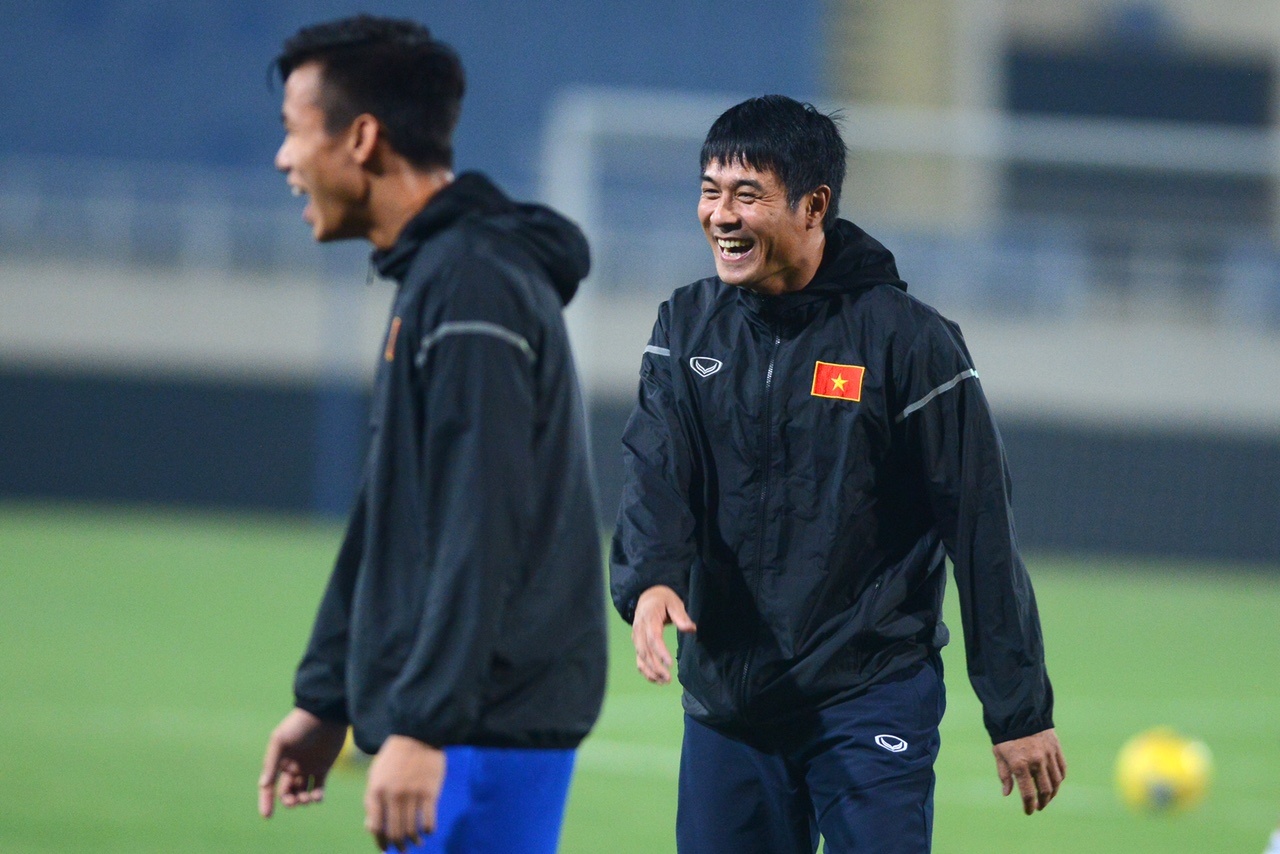 HLV Huu Thang cuoi dua cung hoc tro anh 6