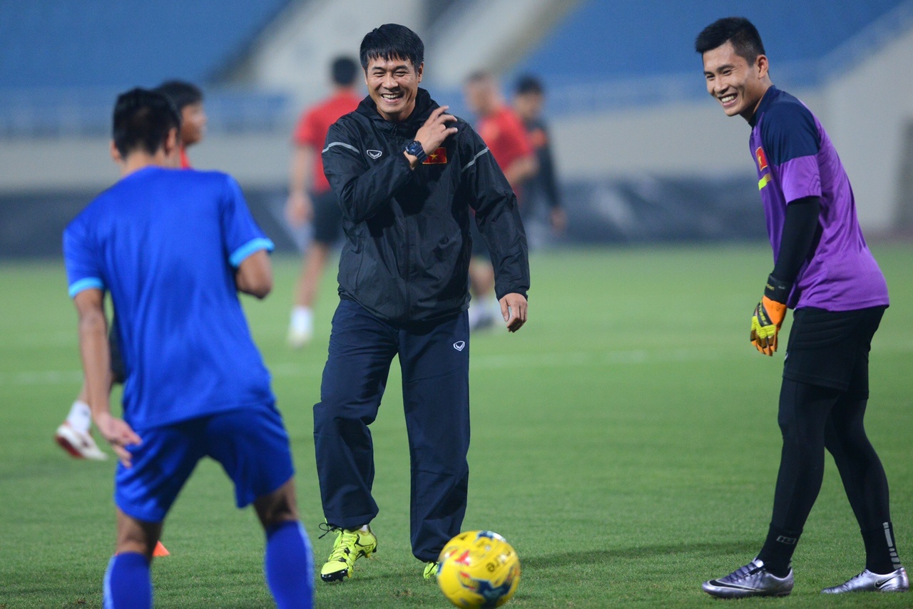 HLV Huu Thang cuoi dua cung hoc tro anh 7