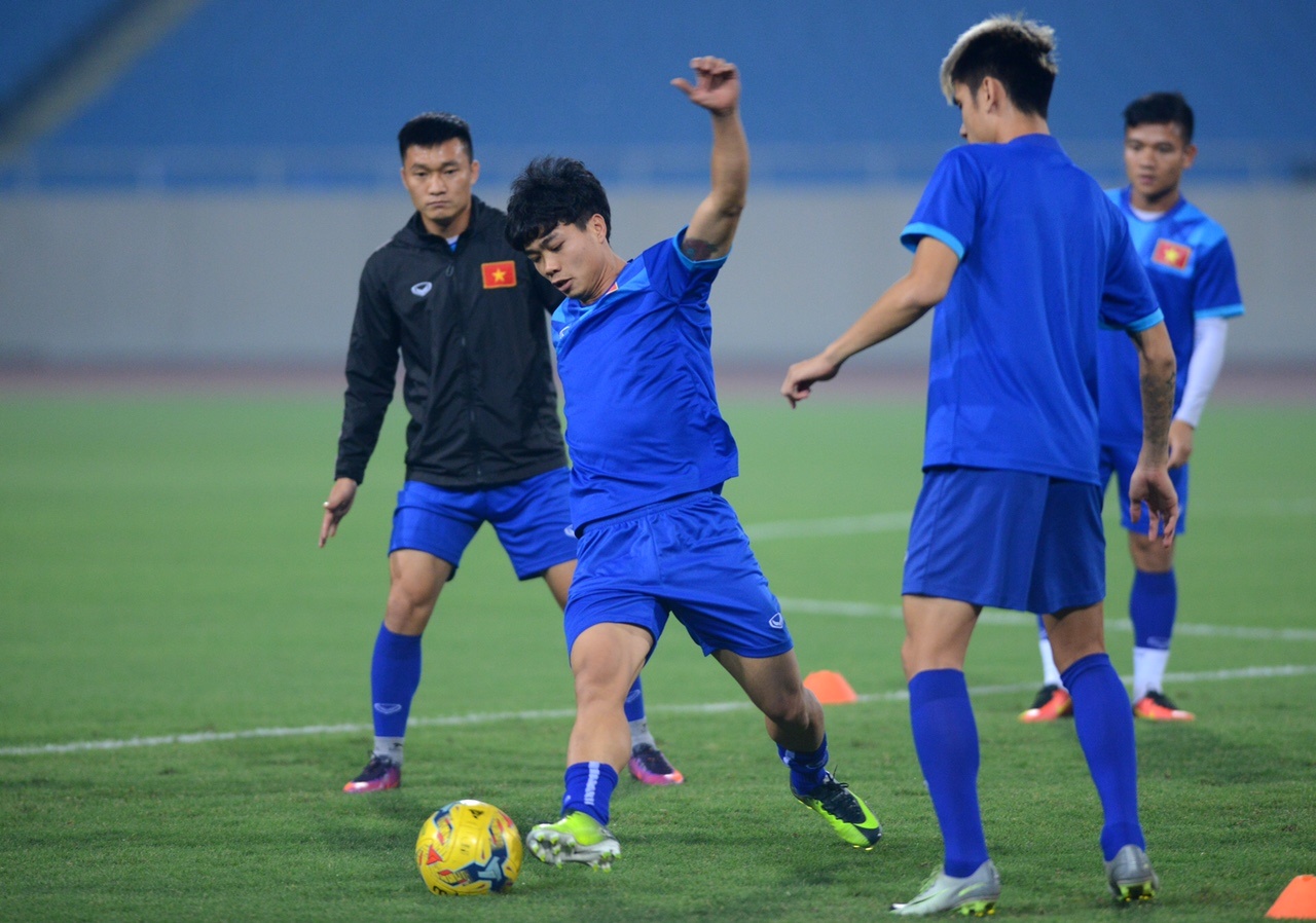 HLV Huu Thang cuoi dua cung hoc tro anh 8